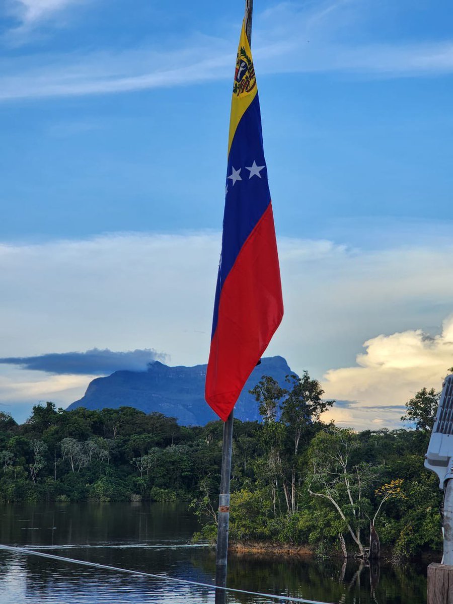 JBautis13's tweet photo. La FANB HACIENDO RESPETAR LA PATRIA

VIVIREMOS Y VENCEREMOS

https://t.co/lApX8hBxmN https://t.co/31KwGEMIIV