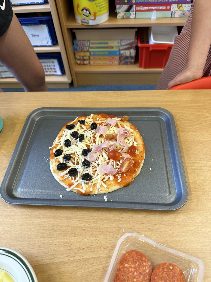 Mr_WStephen's tweet photo. Making our own pizzas before P1.2s completed their writing assessment last week. @DurorPrimary #instructionalwriting #thisishighland #makingmemories https://t.co/xu5TBEZWHL