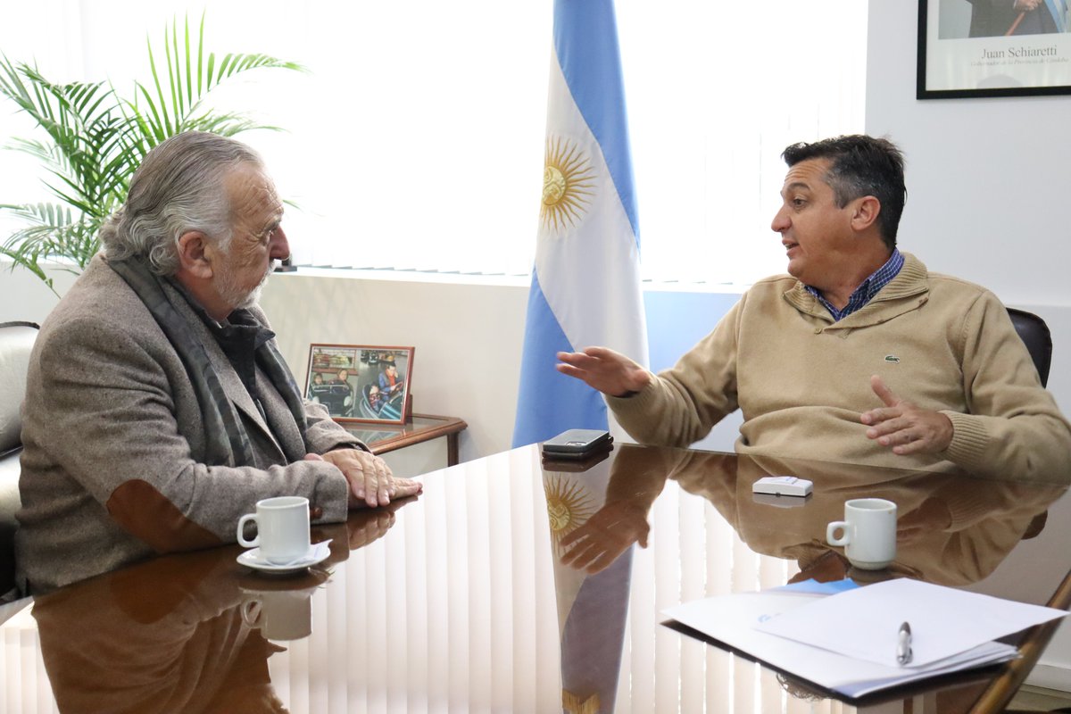 Camcomcba's tweet photo. Nos reunimos con el nuevo presidente de la Agencia @turismocba 

Nuestro presidente, @JoseIViale, acompañado de la directora general, Nadia Villegas, visitaron a Alejandro Lastra, quien asumió recientemente la presidenecia del directorio de la mencionada Agencia. https://t.co/zTcXNVDo2w