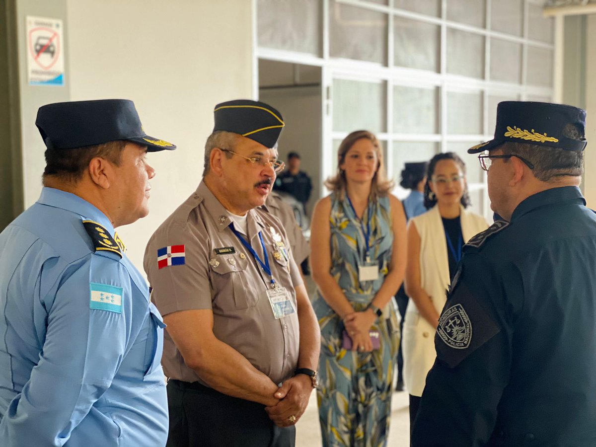 PoliciaHonduras's tweet photo. Alianzas

Comitiva Nacional de República Dominicana visita instalaciones de la Policía Nacional para fortalecer relaciones

Leer más...🚔👉🏽https://t.co/Se5oYjVZn8 https://t.co/WZl5WUTKFf