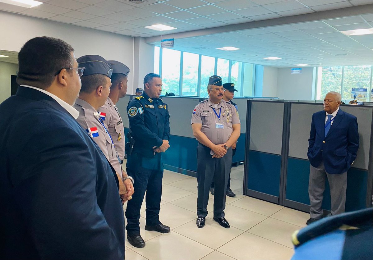 PoliciaHonduras's tweet photo. Alianzas

Comitiva Nacional de República Dominicana visita instalaciones de la Policía Nacional para fortalecer relaciones

Leer más...🚔👉🏽https://t.co/Se5oYjVZn8 https://t.co/WZl5WUTKFf