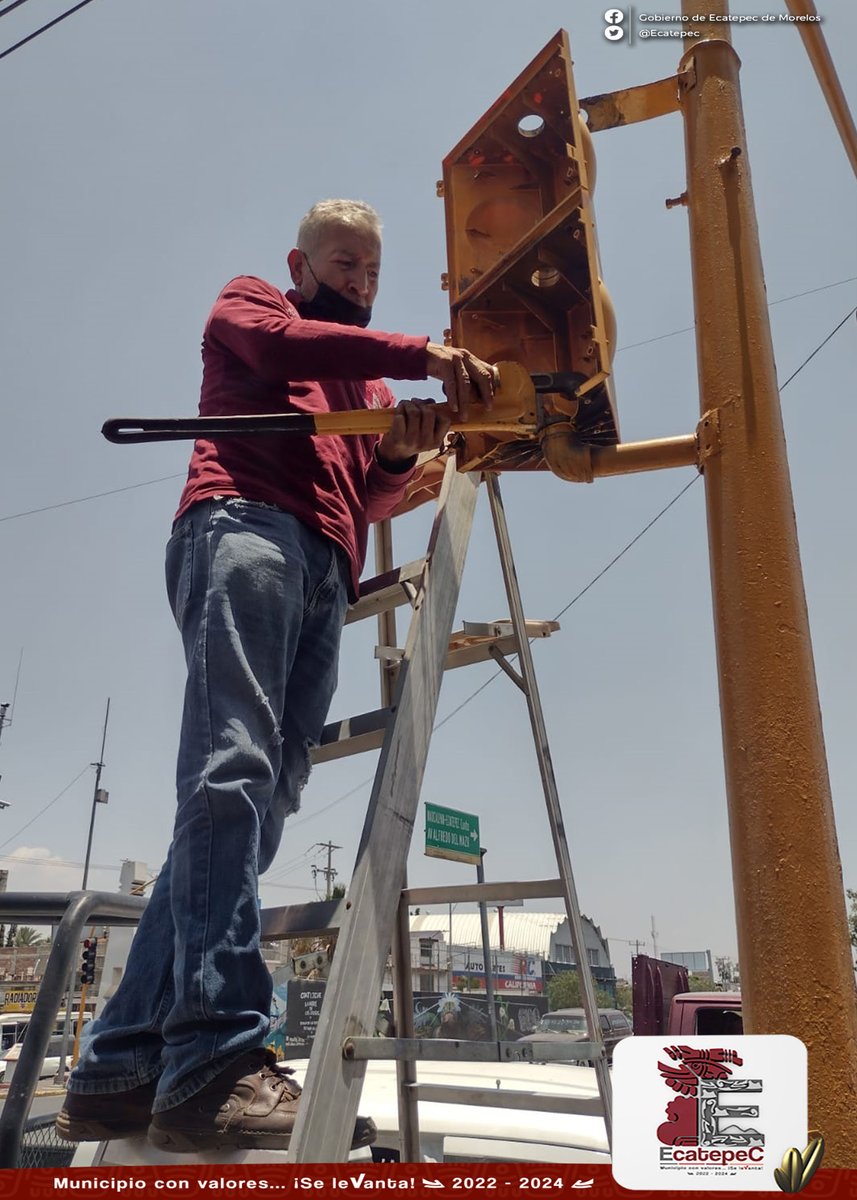 Acudimos a distintos puntos de #Ecatepec para dar mantenimiento preventivo y correctivo a la red municipal de semáforos, para agilizar el flujo vial y dar seguridad tanto a peatones como conductores. ¡Respetemos los señalamientos viales! #MunicipioConValores