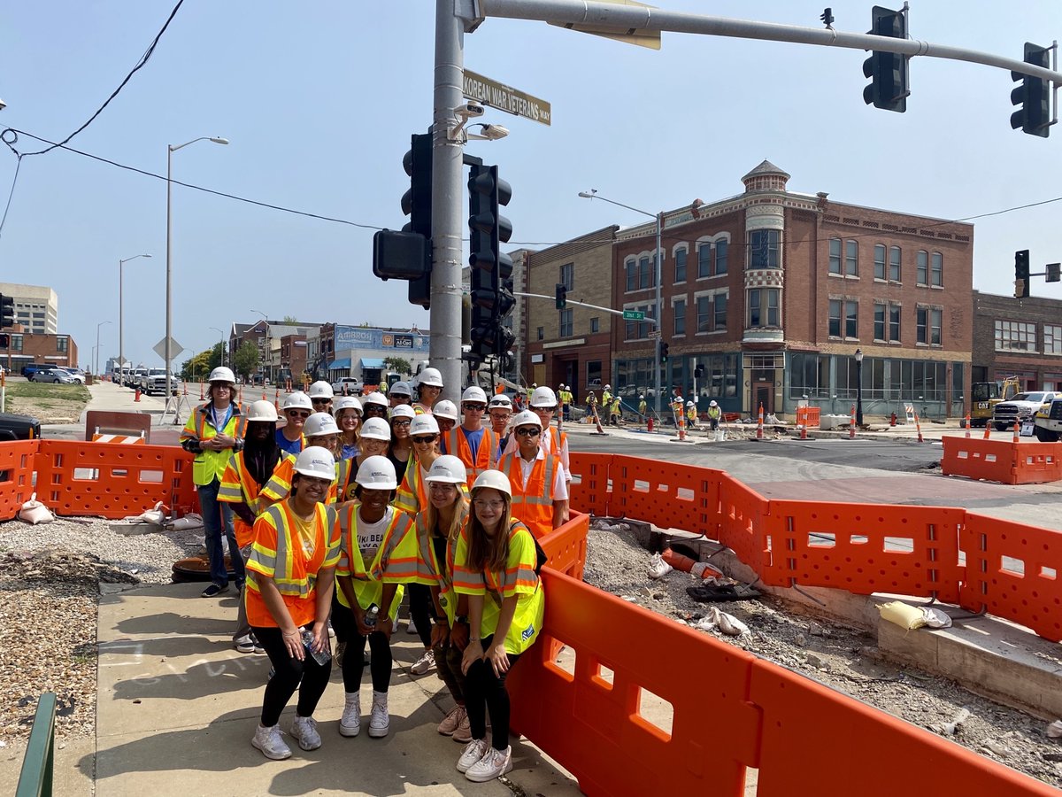 We had fun hosting a @kcstreetcar Main St. Extension construction tour w/ @BurnsMcDonnell's @BurnsMacSTEM summer camp! High school students saw active excavation work, a concrete track pour, future station stops & pedestrian upgrades. 

This group is ready to #Ridein2025! 🦺🚊