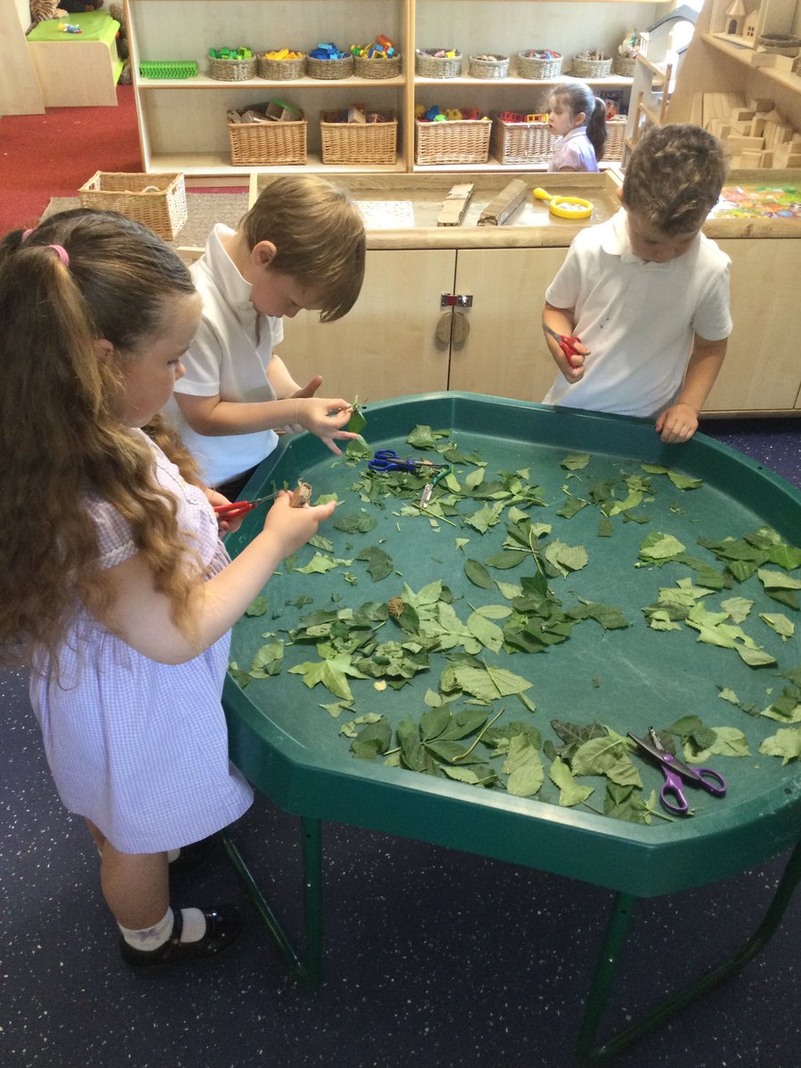 GarswoodNursery's tweet image. On Tuesday we enjoyed playing games together, strengthening our hands using scissors, blowing bubbles outside and looking at our ‘Remember when’ book. #playingandlearningtogether #games