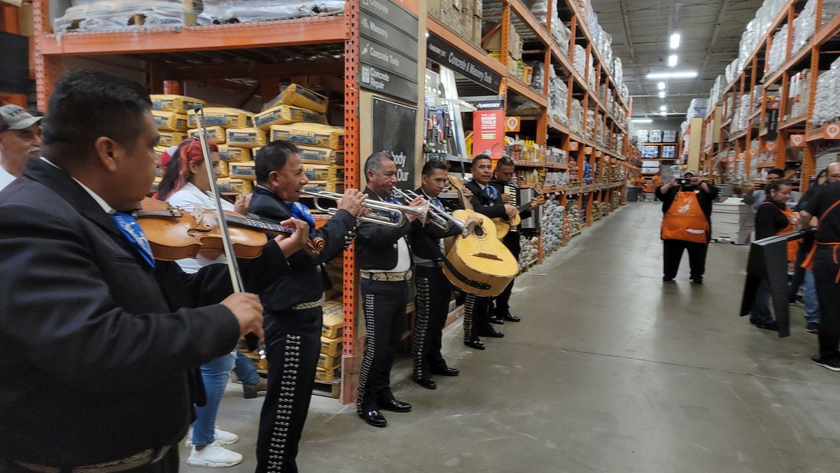 RentalHd's tweet photo. What an amazing couple of days in "The Valley" and great preparation from #6521 Brownsville! Welcome to the TRC family. Thank you to everyone who made the training a success. You definitely raised the bar for Grand Openings with the mariachi band!
@RPowersHDRental @nealmoraw https://t.co/a7ZjZPerXo