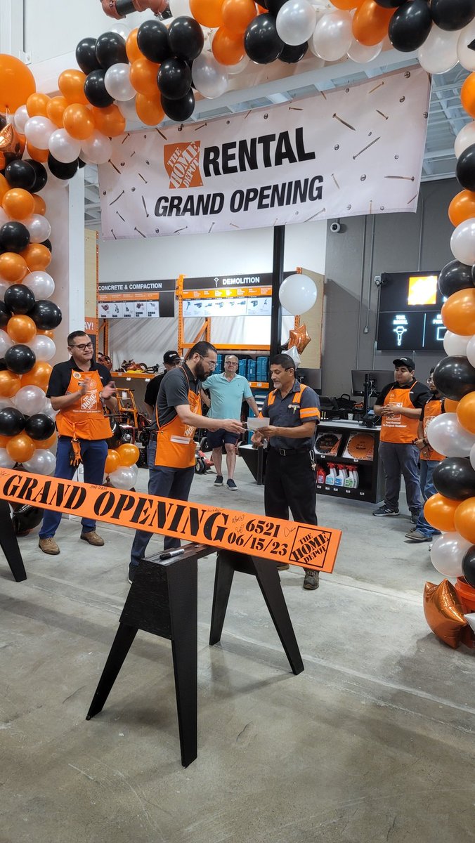 RentalHd's tweet photo. What an amazing couple of days in "The Valley" and great preparation from #6521 Brownsville! Welcome to the TRC family. Thank you to everyone who made the training a success. You definitely raised the bar for Grand Openings with the mariachi band!
@RPowersHDRental @nealmoraw https://t.co/a7ZjZPerXo