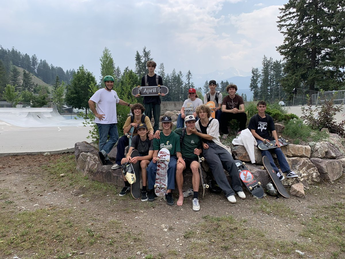 RevelstokeSec's tweet photo. Skate class end of year field trip! https://t.co/vm53hFlq4E