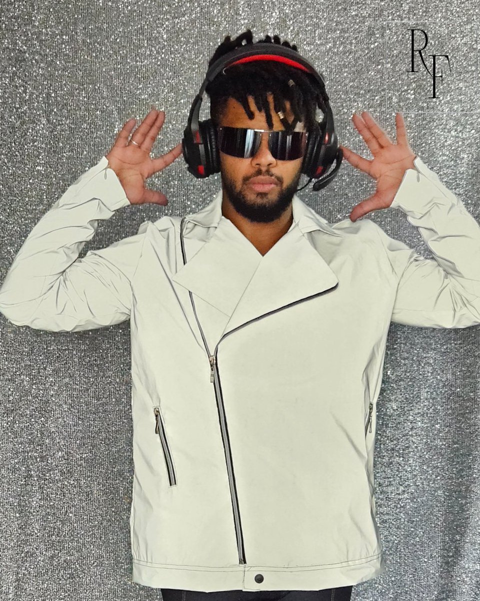 Rofermoda's tweet image. Quer brilhar ainda mais no escuro? Então você precisa ter essa jaqueta perfecto! Combinando moda e tecnologia, essa peça é perfeita para quem quer se destacar.  #ModaMasculina #ModaFeminina #JaquetaPerfecto #TecnologiaNaModa #BrilhoNoEscuro.