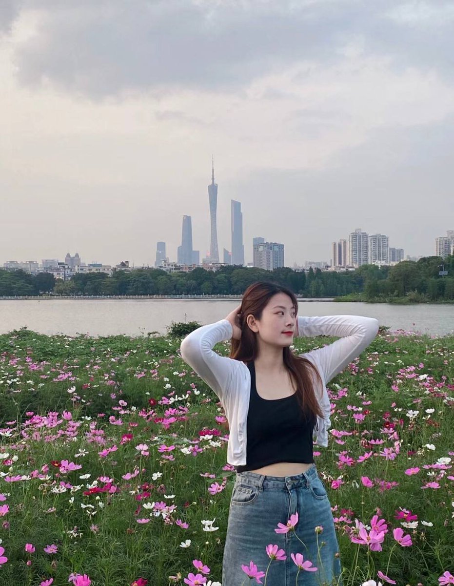 stylepyan's tweet photo. 就离谱呀，昨天带儿子坐地铁，不是人特别多嘛！就感觉有人在摸我屁股，结果回头是个小姐姐，后面加微信了才知道，是个百合😂就离谱 https://t.co/oRXLyXzGCT