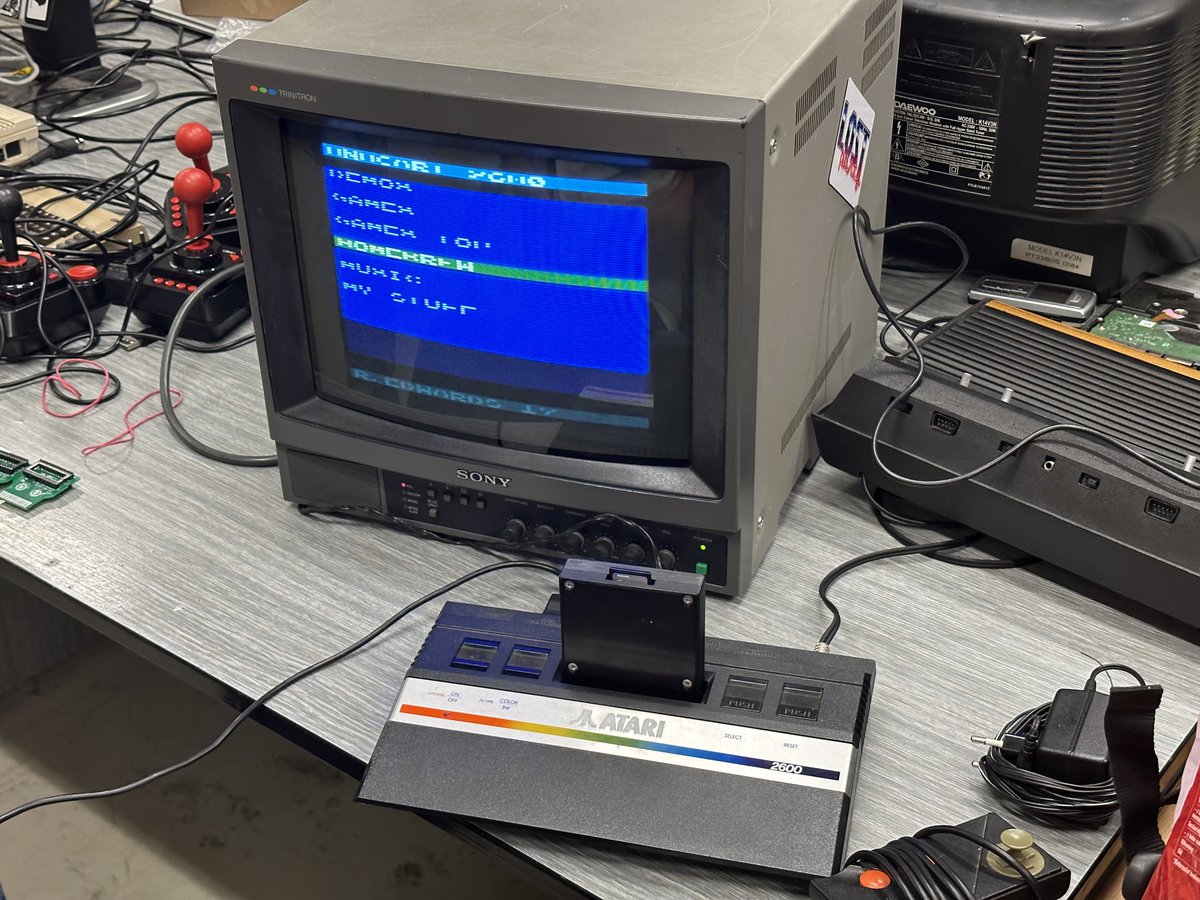 KutilDomaci's tweet photo. Dnes je v @brmlab Commodore Meeting. Já pokračuju v oživování #SideKick64, Visáč si hraje s #C64OS a Nooly testuje dvě cizí herní konzole na mém monitoru. https://t.co/eYGuzn0dmH