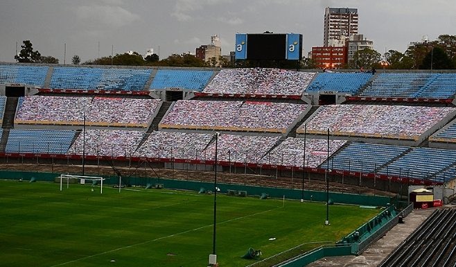 No olviden que por cagones fijaron un clásico en el estadio centenario sin público con carteles de sus “hinchas”