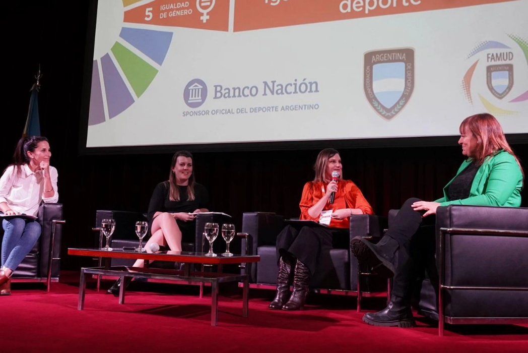 natisoutook's tweet photo. Participé del panel "La labor legislativa hacia la igualdad de género en el deporte" junto a las diputadas @MastalerMagui y @moranmica 🙌🏼

El mismo fue parte del Ciclo de conferencias: El deporte para el desarrollo en el marco de la agenda 2030, organizado por @CAD_Deportes junto al Banco de la Nación Argentina.

Seguimos impulsando la agenda por un deporte libre de violencias 🩷