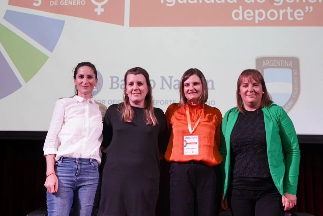 natisoutook's tweet photo. Participé del panel "La labor legislativa hacia la igualdad de género en el deporte" junto a las diputadas @MastalerMagui y @moranmica 🙌🏼

El mismo fue parte del Ciclo de conferencias: El deporte para el desarrollo en el marco de la agenda 2030, organizado por @CAD_Deportes junto al Banco de la Nación Argentina.

Seguimos impulsando la agenda por un deporte libre de violencias 🩷