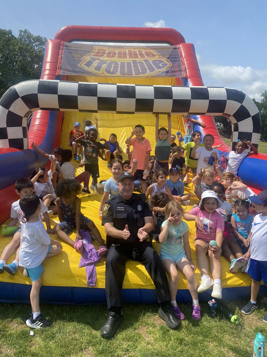 NorwalkCtPD's tweet photo. All smiles at Concord Magnet School today.  @Norwalk_CT @NorwalkPS @mrtprincipal https://t.co/Uqxgizqt49