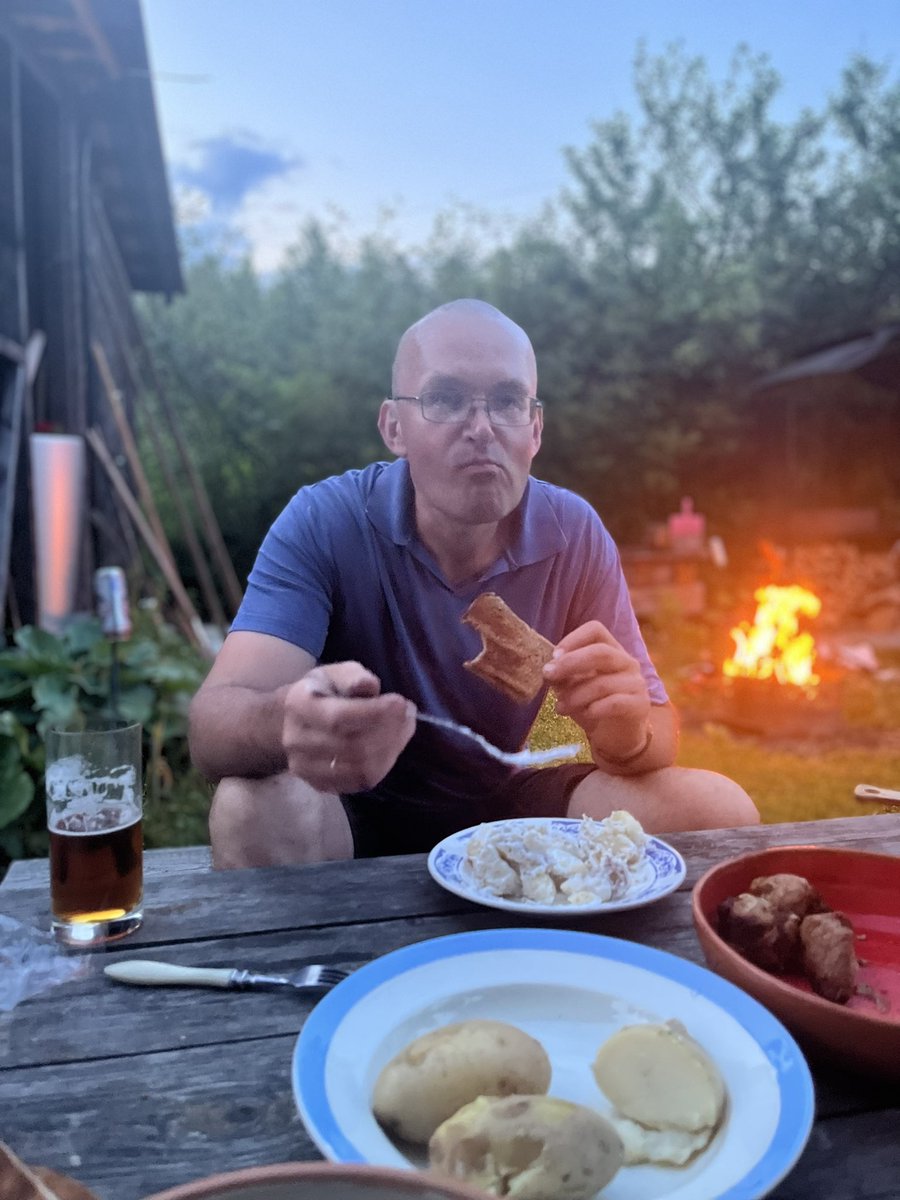 Nickson117's tweet photo. Никто:
Абсолютно никто:
Мой батя в 51: https://t.co/DztnUGIKze