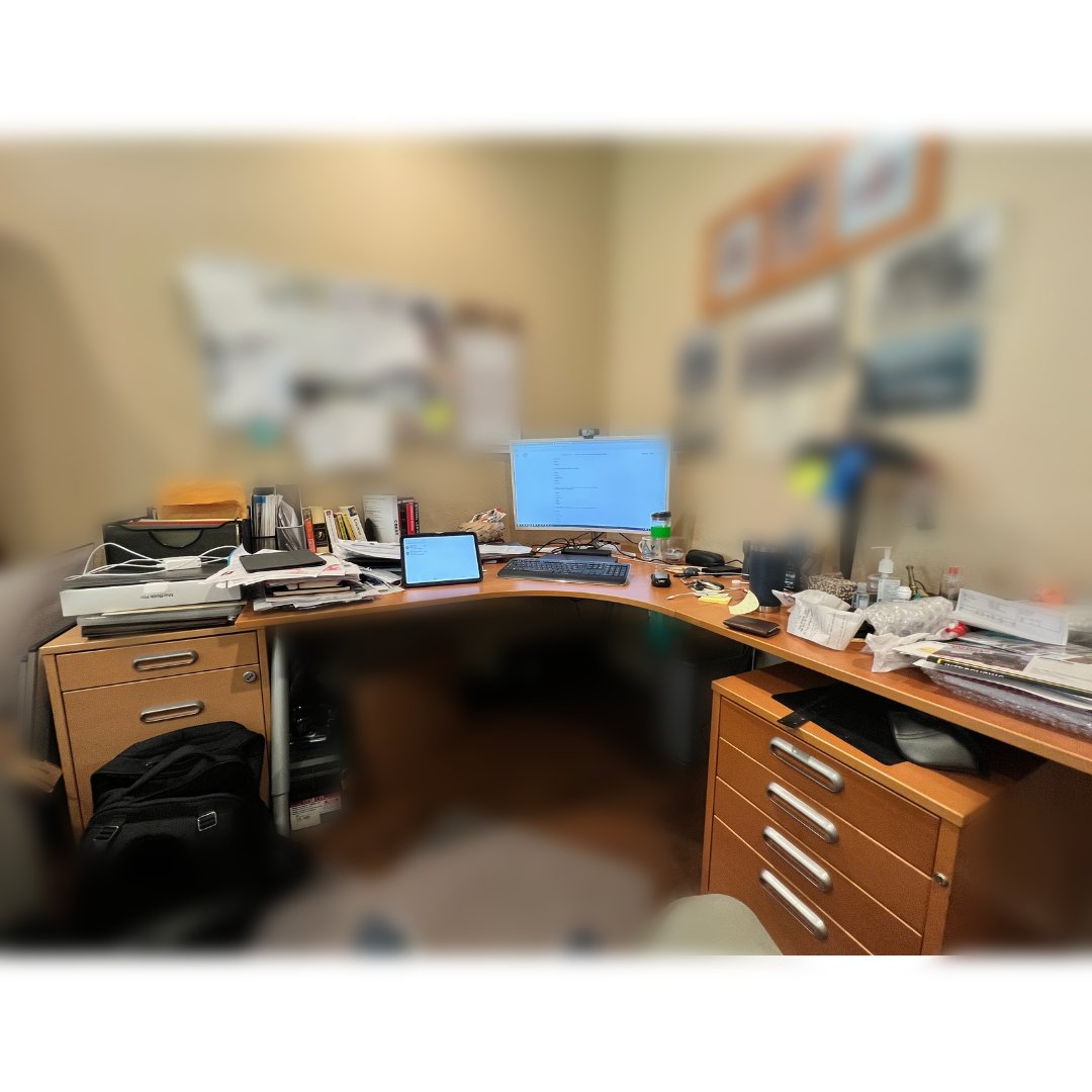 MojoDesk's tweet image. Our customer leveled up their workspace experience and it boosts their efficiency! See the 2nd photo for how their desk used to be. 
#standingdesks #wfh #heightadjustable #desksetup #beforeandafter