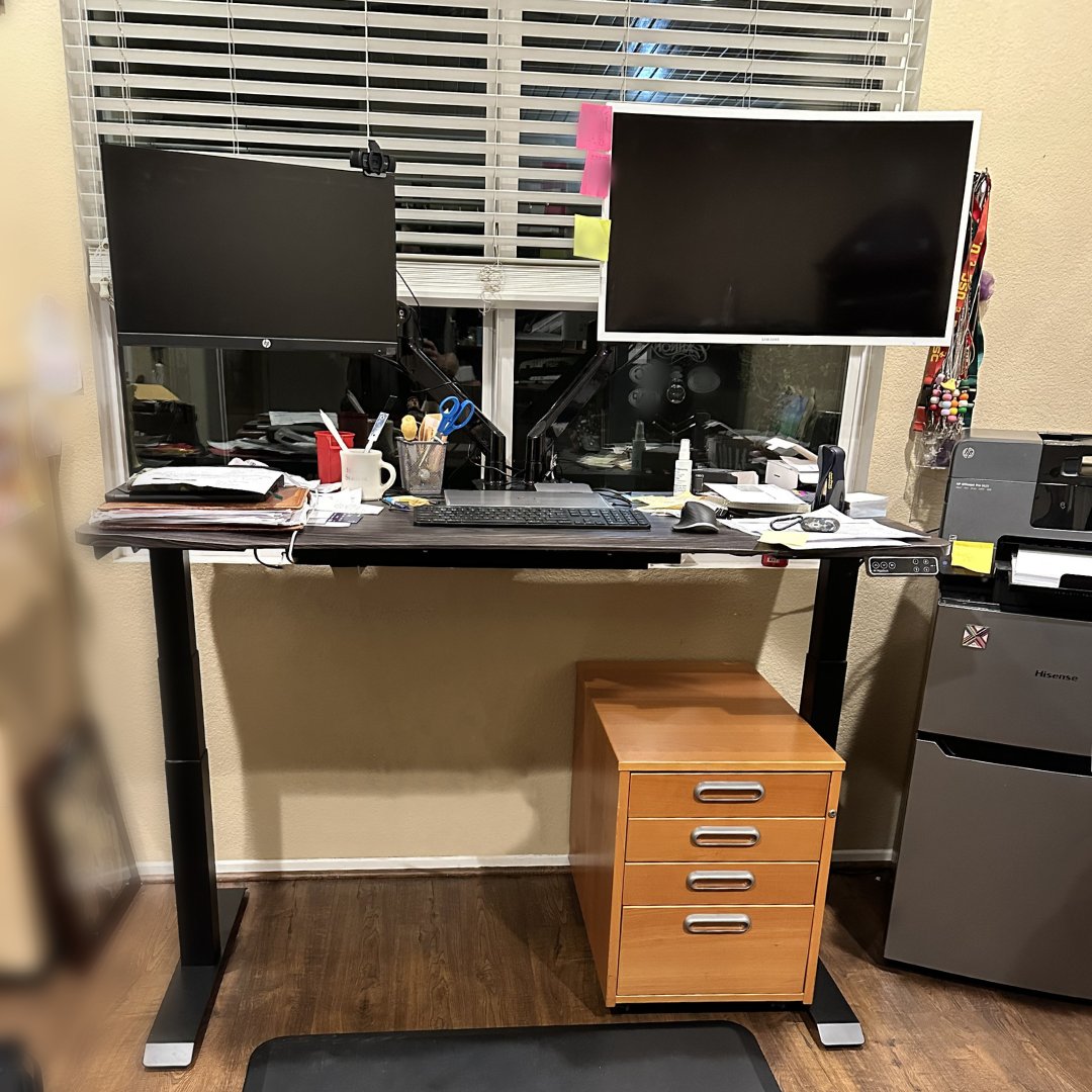 MojoDesk's tweet image. Our customer leveled up their workspace experience and it boosts their efficiency! See the 2nd photo for how their desk used to be. 
#standingdesks #wfh #heightadjustable #desksetup #beforeandafter