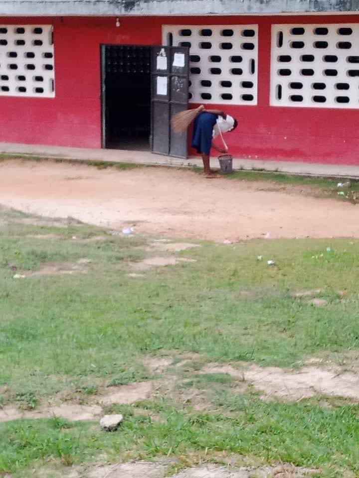 freshmag_off's tweet photo. 🟠 L’excellence en action

Ce matin, une candidate a fait preuve d’un esprit de salubrité intellectuelle remarquable. En arrivant dans son centre de composition, elle a pris l’initiative de chercher un balai et de nettoyer sa salle de composition avant le début des épreuves. Un bel exemple d’excellence 🇨🇮.

#Mrlivoirien