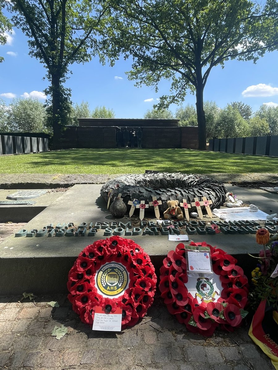 AHSSocSubs's tweet photo. Our final 2 stops of the afternoon were at Langemark, where we honoured the brave German soldiers who were so similar to the young Brits we have learned about, and then the town of Ypres, the focal point of the battles in the area. 3/3 https://t.co/daxsuYGhSO