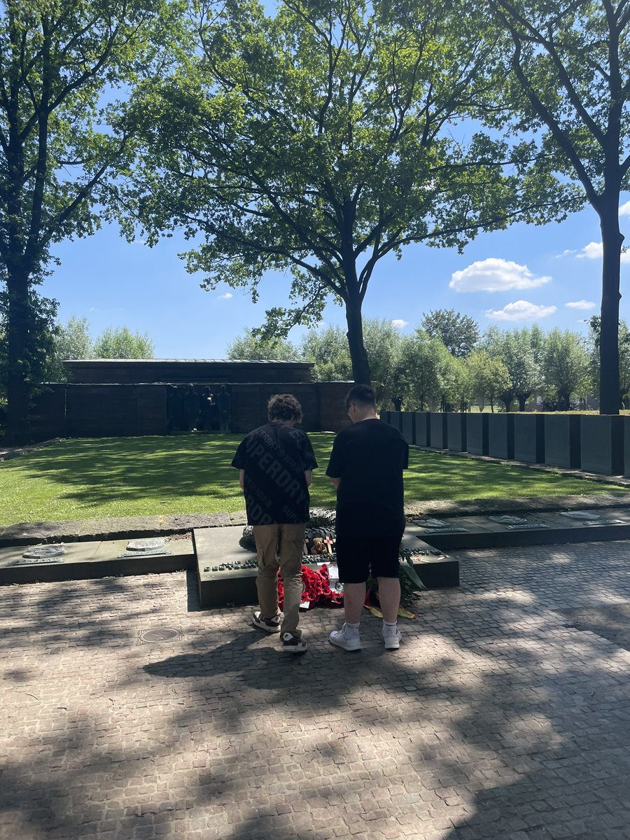 AHSSocSubs's tweet photo. Our final 2 stops of the afternoon were at Langemark, where we honoured the brave German soldiers who were so similar to the young Brits we have learned about, and then the town of Ypres, the focal point of the battles in the area. 3/3 https://t.co/daxsuYGhSO