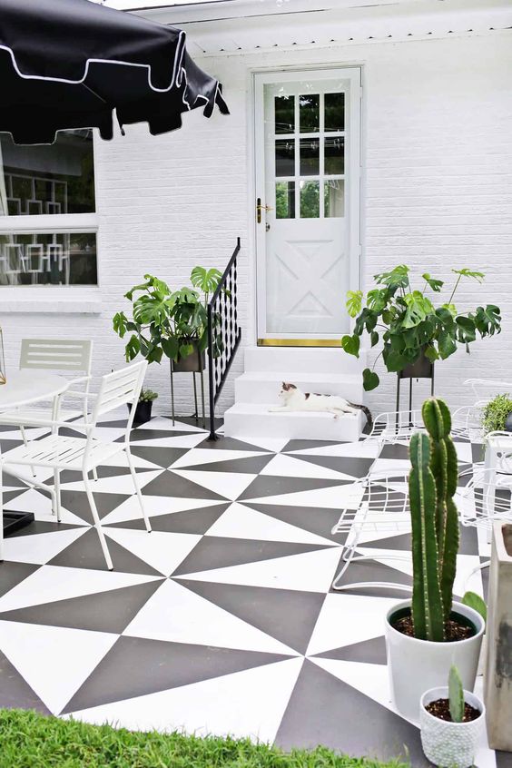 This article proves that black and white can do wonders for an outdoor space. #patios #backyard  cpix.me/a/171663551