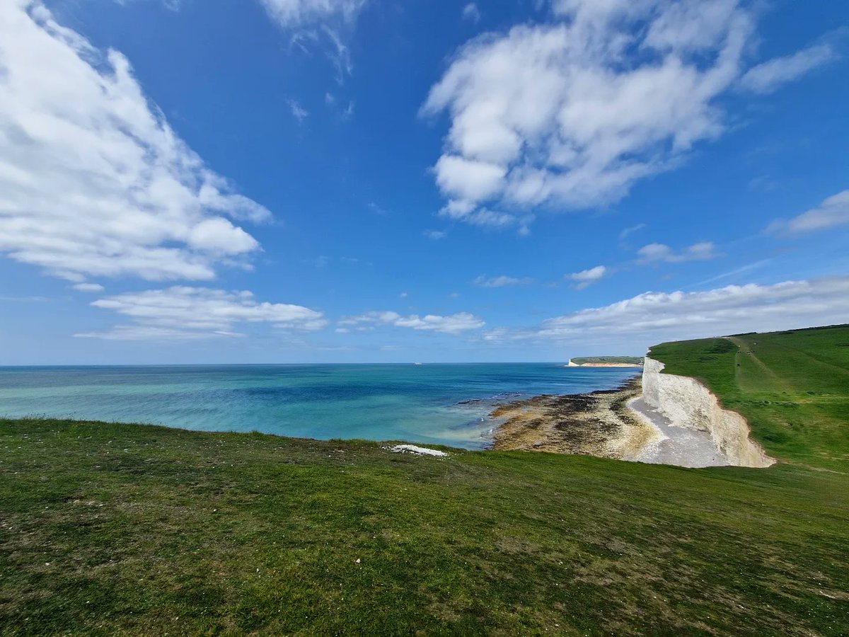 I do love a good view! 😍 Some place I can sit with my thoughts peacefully. Apart from the billowing wind 😭🤣

The UK does have some beautiful treasures beyond the concrete jungle 🩶🌿

#sevensisterscliffs #sevensisters #Eastbourne #seaford #uk #uklandscape