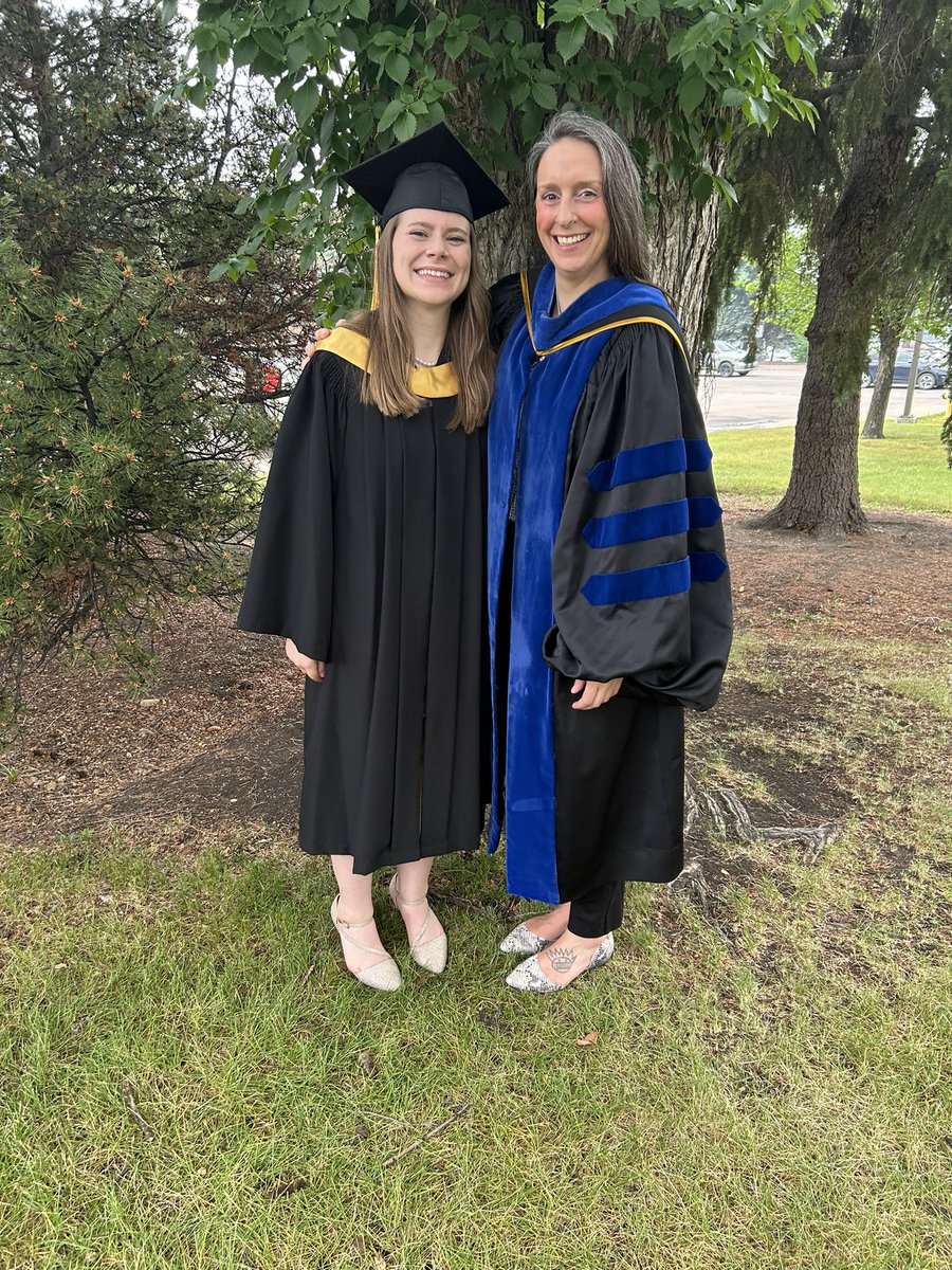 laurenguillette's tweet photo. Congrats to @JuliaLSelf for graduating yesterday with a BSc honours in psychology with first class honors and a research certificate in science! 

Thrilled that Julia is starting an MSc with me this September! The ACRG is in good hands 🪺 https://t.co/ztdPvq7Np1