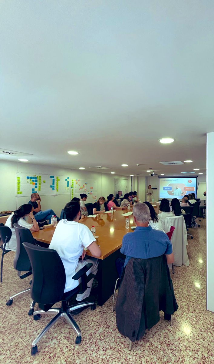 EdoardoMelilli's tweet photo. Fantastico taller sobre entrevista motivacional para mejorar la adherencia de nuestros pacientes! Con Enfermeria de practica avanzadas de trasplante, Nefrologos, Farmacia Hospitaria y Psicología! Gracias a @Chiesi_es y a @hbellvitge para hacerlo posible. #StrongerTogether https://t.co/VyKtSFlBF5