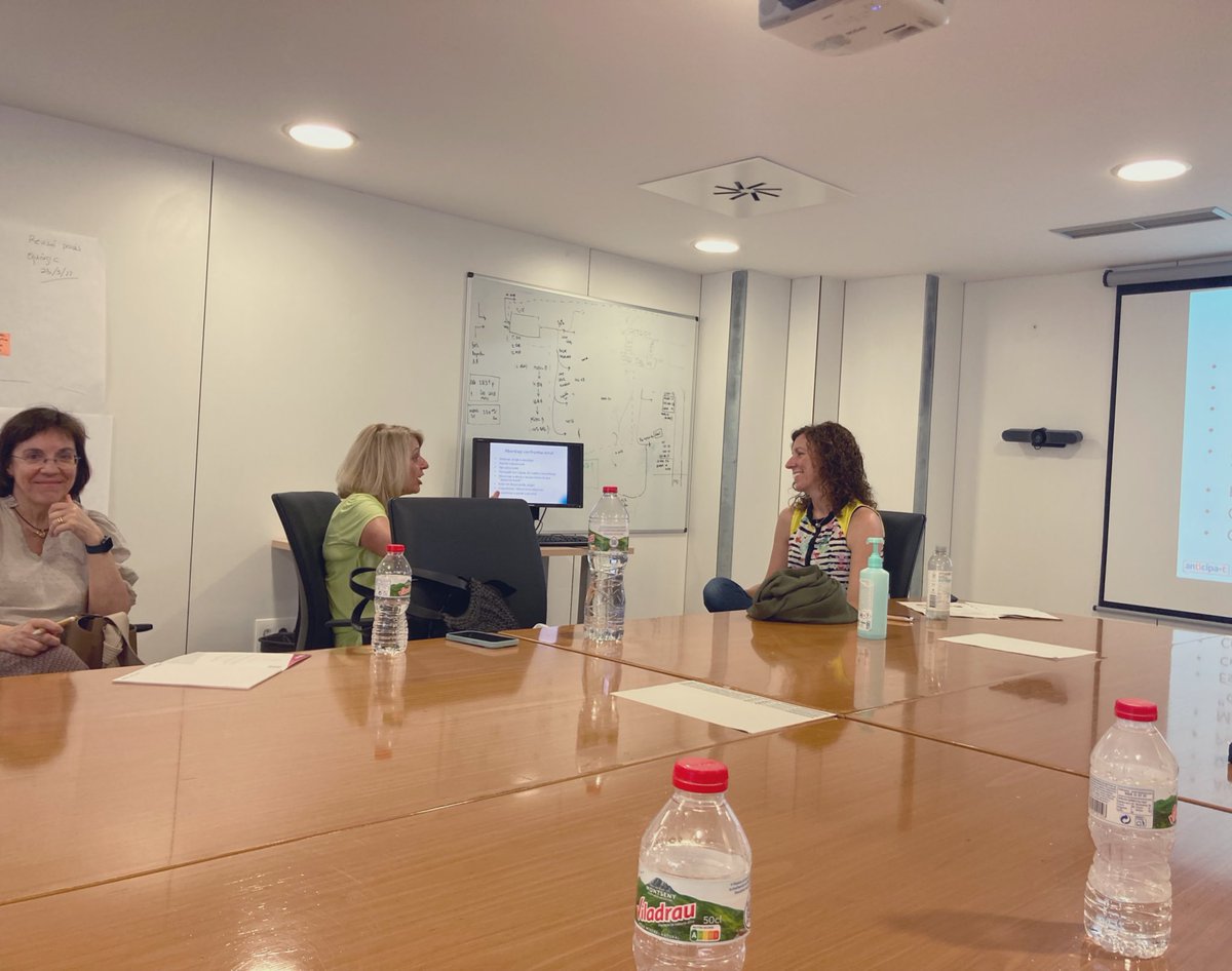 EdoardoMelilli's tweet photo. Fantastico taller sobre entrevista motivacional para mejorar la adherencia de nuestros pacientes! Con Enfermeria de practica avanzadas de trasplante, Nefrologos, Farmacia Hospitaria y Psicología! Gracias a @Chiesi_es y a @hbellvitge para hacerlo posible. #StrongerTogether https://t.co/VyKtSFlBF5