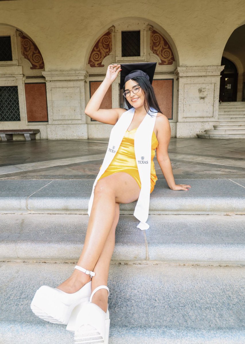 marixhs's tweet photo. 4 years later and I can’t stop saying hook ‘em 🎓🤘🏽#ut23 https://t.co/djTl79scAv