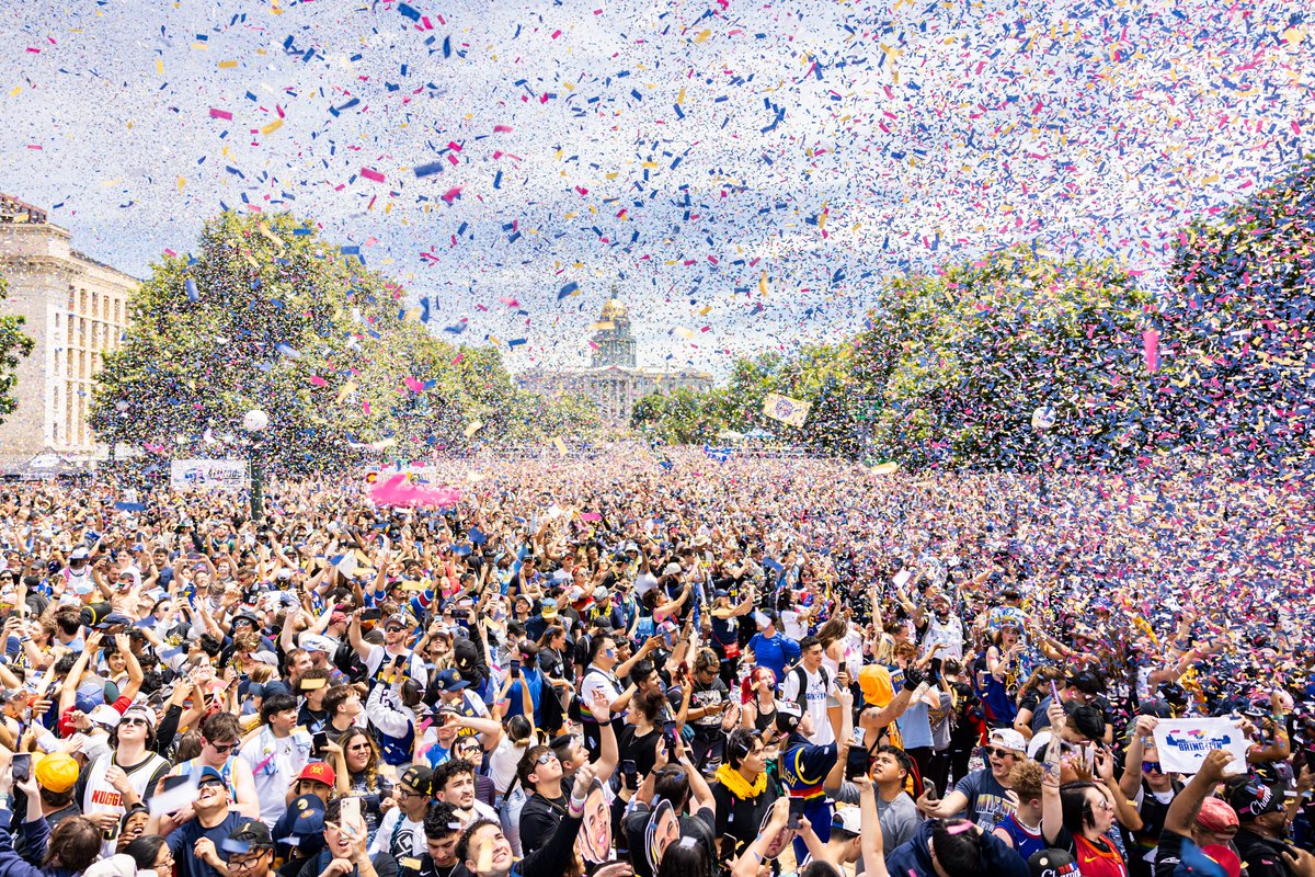 _graceephotos's tweet photo. Denver Nuggets fans gathered downtown to celebrate the Nuggets’ first NBA title at Civic Center Park in Denver on Thursday. Hundreds of thousands of fans decked out in Nuggets gear cheered as players and coaches were introduced on stage. 📸 for @denverpost https://t.co/cQIroQTrfG