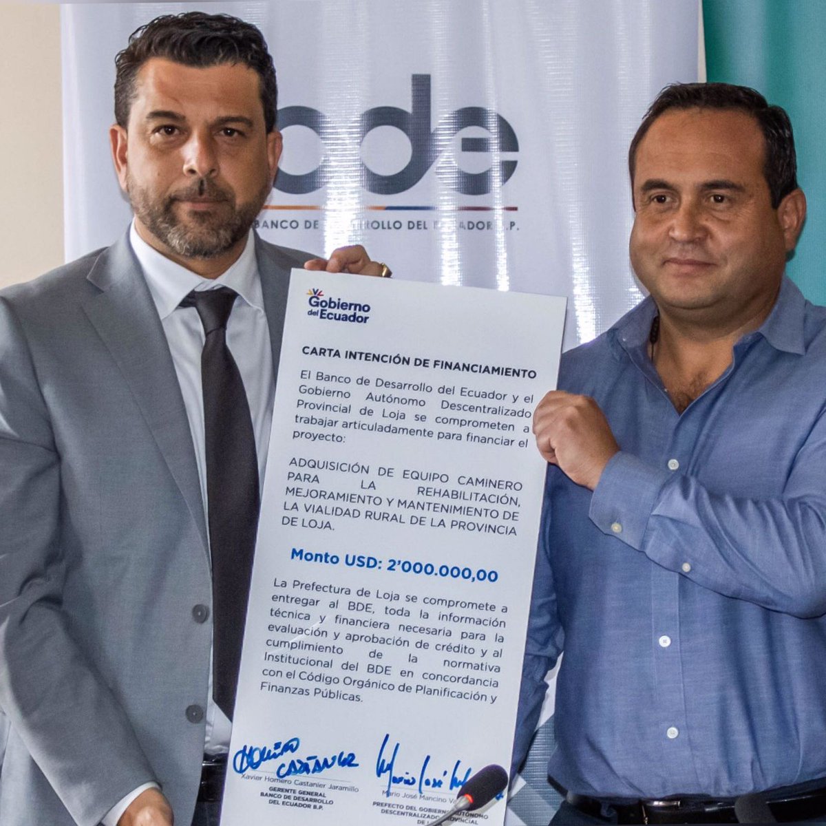 prefecturaloja's tweet photo. ¡Buenas noticias Loja!
Esta mañana el prefecto @mariomancino recibió por parte del @BDEcuadorBP el financiamiento de:
✅$4´950.000.00 para asfaltado de la vía #SaucesNorte-#Solamar-#Jimbilla
✅$2´000.000.00 (carta de intención) para adquisición de equipo caminero
#SabemosTrabajar https://t.co/KYokgjJjN8