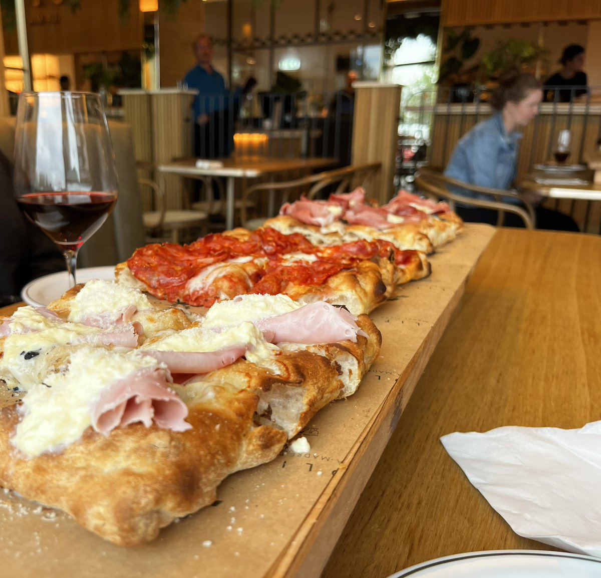 Stor matopplevelse på Olifa La Madre Pizza i dag som drives av bla Emil Hallfredsson, tidligere Italia-proff og Islandsk landslagsspiller med både EM og VM deltakelse 🍕🇮🇸 Anbefales på det varmeste! #aframisland