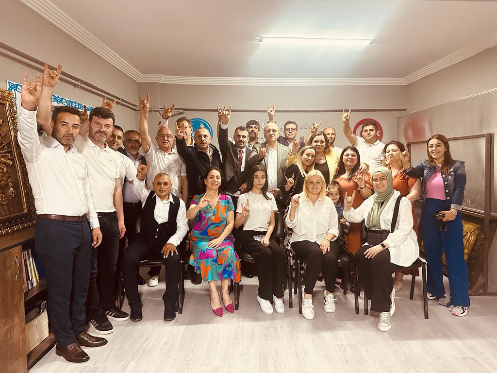 arzuerdemtc's tweet photo. 📍Küçükçekmece

“Ülkü Ocakları şehitlerin emaneti, gazilerin göz nuru, vatan ve millet sevgisinin onur mihveridir.” Lider Devlet Bahçeli @dbdevletbahceli 

Ülkü Ocakları Küçükçekmece İlçe Başkanlığımızda kıymetli kardeşlerimle bir aradayız. Var olsun Ülkü Ocaklarımız… #MHP https://t.co/Q4XNM7rCRM