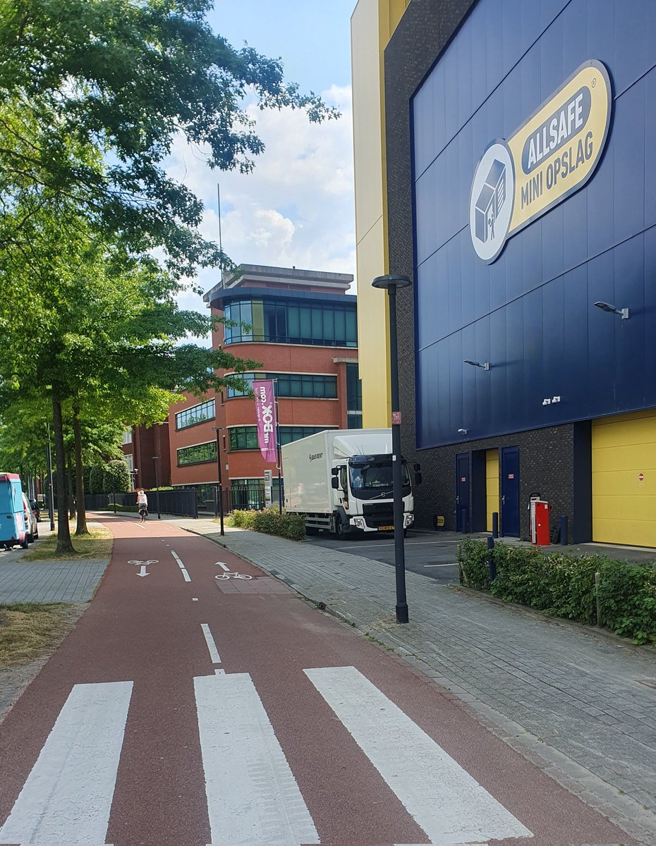 OnleefbrCapelle's tweet image. Ook vandaag weer zo'n kleine particulier die spullenboel komt brengen of halen. 
Waar is slagboom gebleven?
#allsafe #capelleaandenijssel