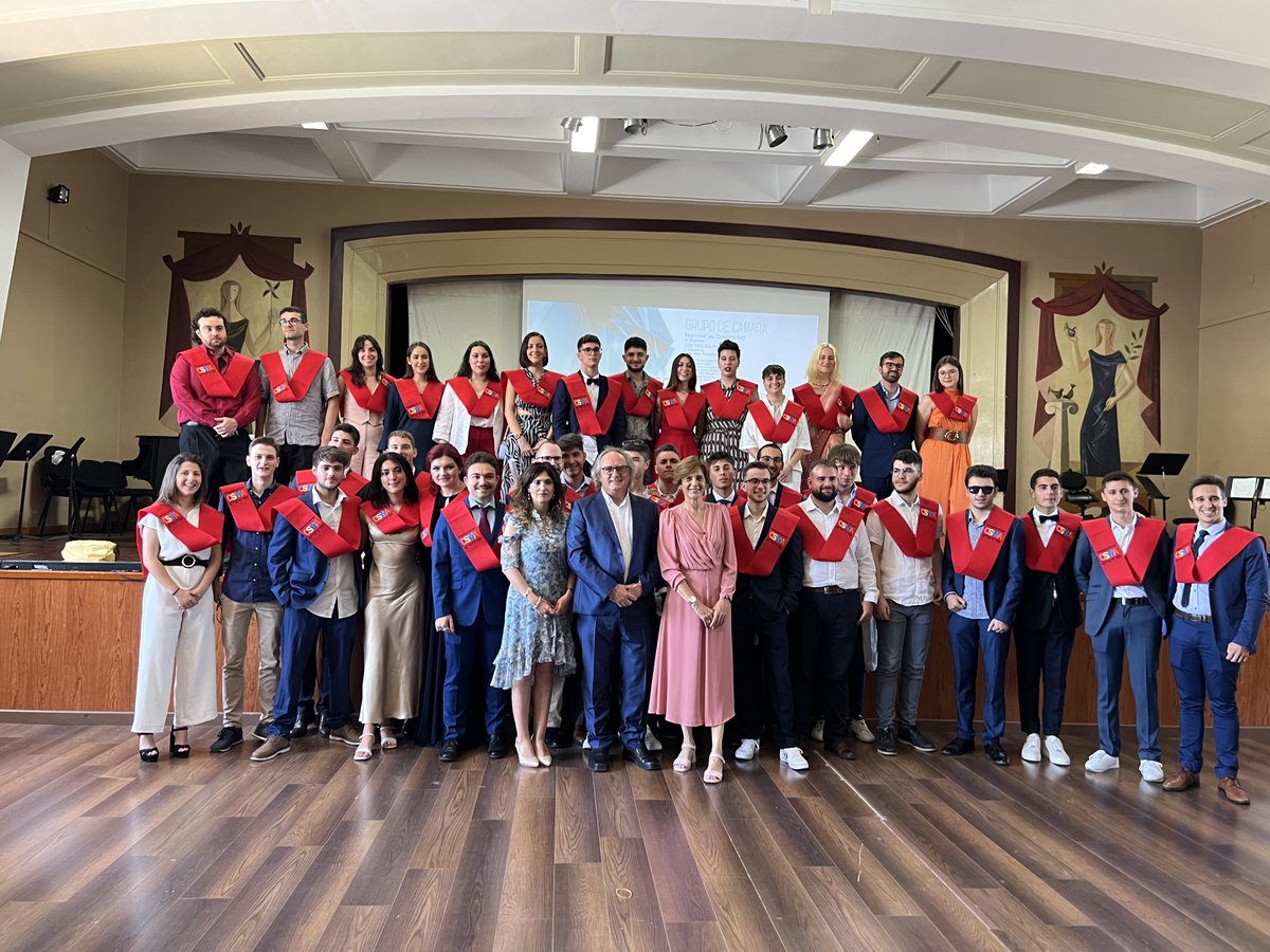 DIseacv's tweet photo. Las Graduaciones son momentos únicos para nuestro estudiantado. Hoy lo hemos celebrado en el @csmalicante y en la @eascmanises 
Las Enseñanzas Artísticas Superiores son absolutamente necesarias para la sociedad y nuestrxs egresadxs están preparadxs @GVAinnova @generalitat https://t.co/eP0YHWpMGG