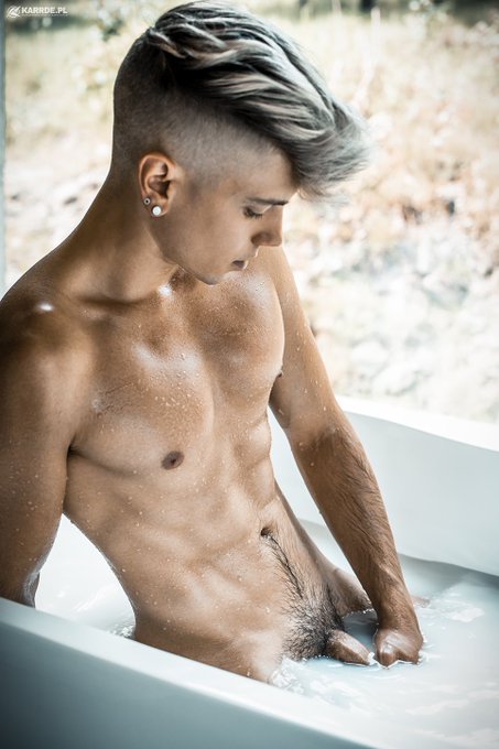 Retweet if you'd like to take a bath together  😈😈😈💦💦💦🍆🤤  Shot by @karrde_pl 🔞 https://t.co/ZmHcQJNTI