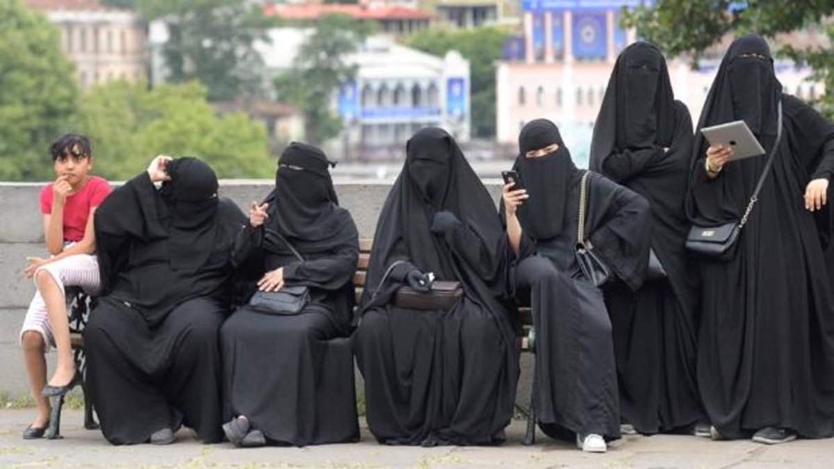 canete707's tweet photo. Las mujeres en Valencia. https://t.co/mHNYcvaKpQ