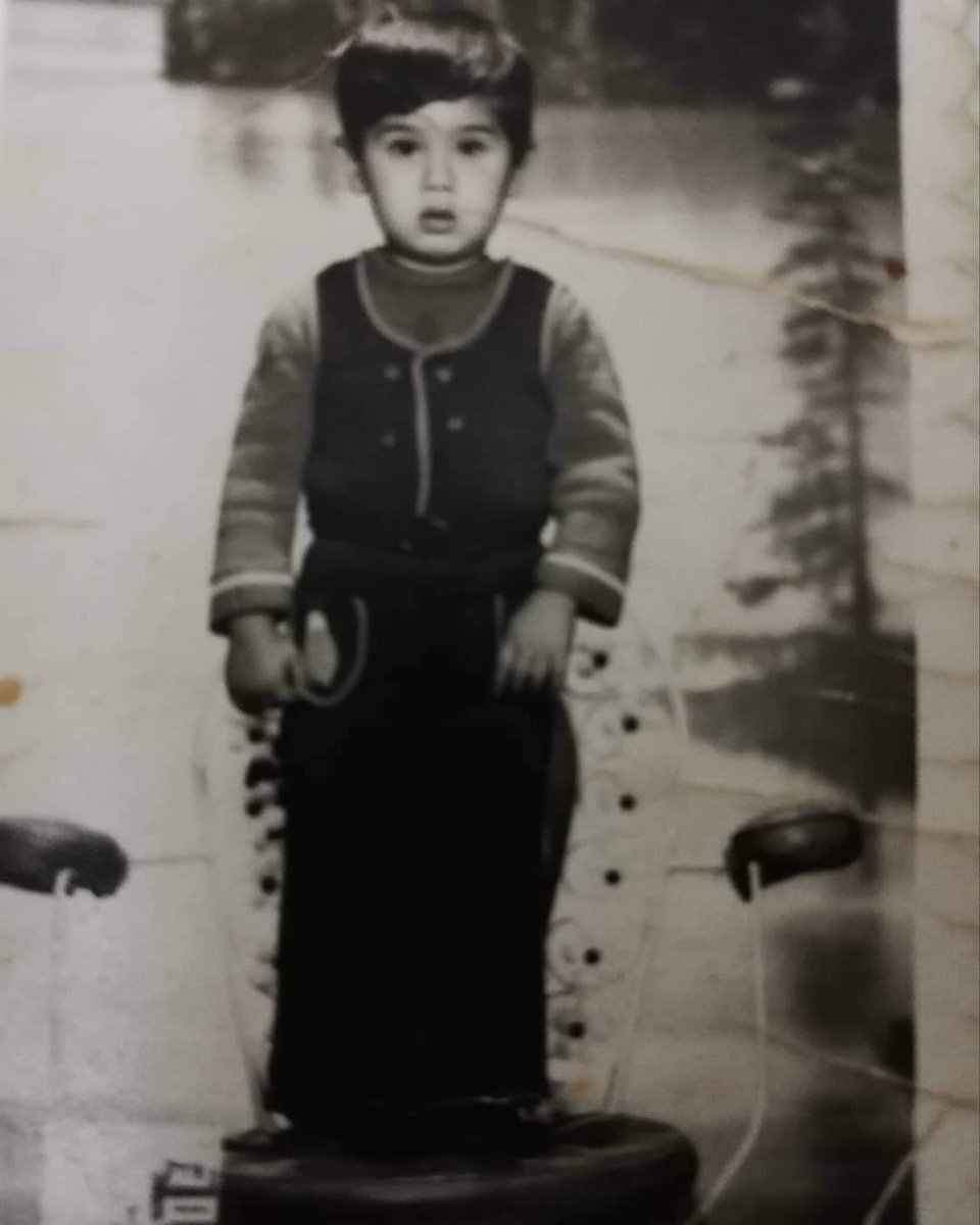 ses_ve_ofke's tweet photo. Benden zarar gelmez
Kovanındaki arıya
Yuvasındaki kuşa;
Ben kendi halimde yaşarım
Şapkamın altında.
Sebepsiz gülüşüm caddelerde
Memnuniyetimden;
Ve bu çılgınlık delicesine
İçimden geliyor.
Dilsiz değilim susamam
Öyle ölüler gibi
Bu güzel dünya ortasında.

Rüştü Onur

#ikiyaş https://t.co/0eM0BExgnl