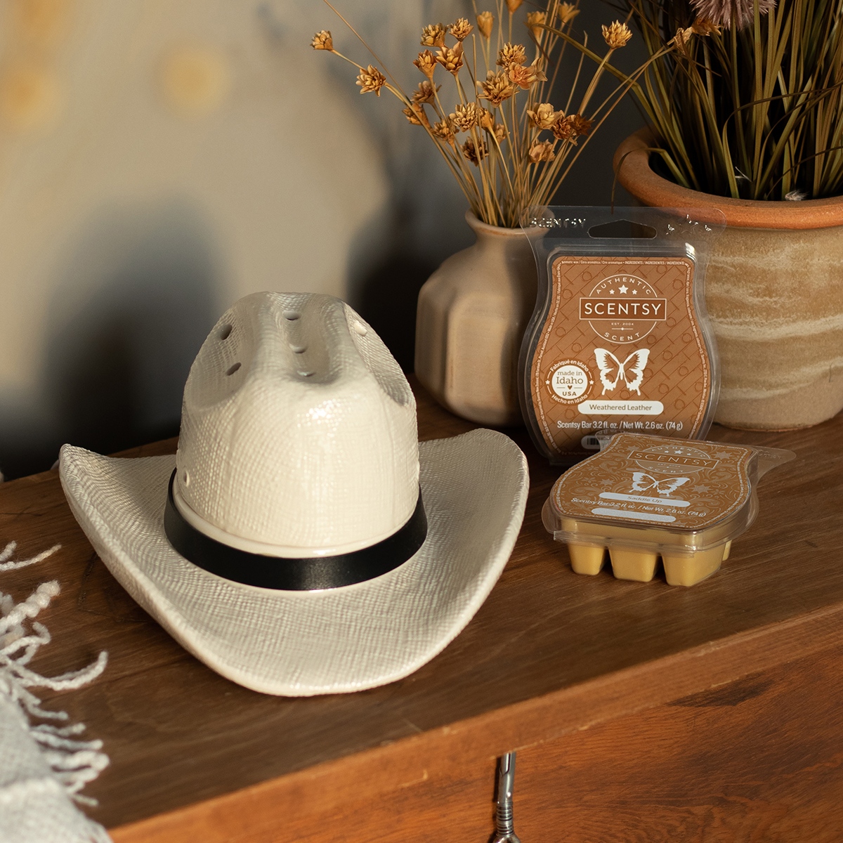 losetheflame's tweet photo. This Country Born Bundle comes with our long awaited return of our famous Cowboy Hat Candle Warmer &amp; two very popular scents.
https://t.co/9GnWToFgdu
🤠 Weathered Leather 
🐴 Saddle Up! https://t.co/EeSA2ckWVW
