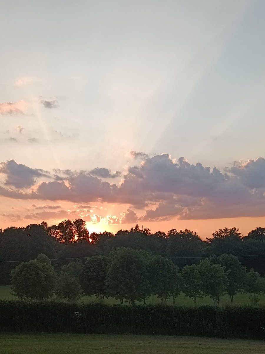 kngsdofe's tweet photo. Treated to a lovely sunset tonight. Nearly time for bed! https://t.co/HQzZOhOECO