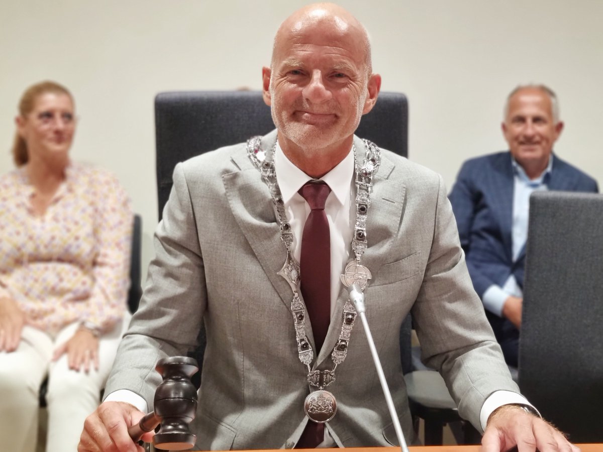 arcovdlee's tweet photo. Ronald Schneider is de nieuwe burgemeester van #BARENDRECHTzh https://t.co/P4mZQcuBes
