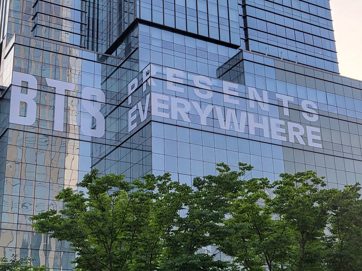seokjin_india_'s tweet photo. [INFO] 

The #BTS10thYearAnniversary Mural  is finally complete 💜

#ToJinfinityAndBeyond #방탄소년단  #BTSJIN #10yearsofBTS

 https://t.co/ucsPuykaLN