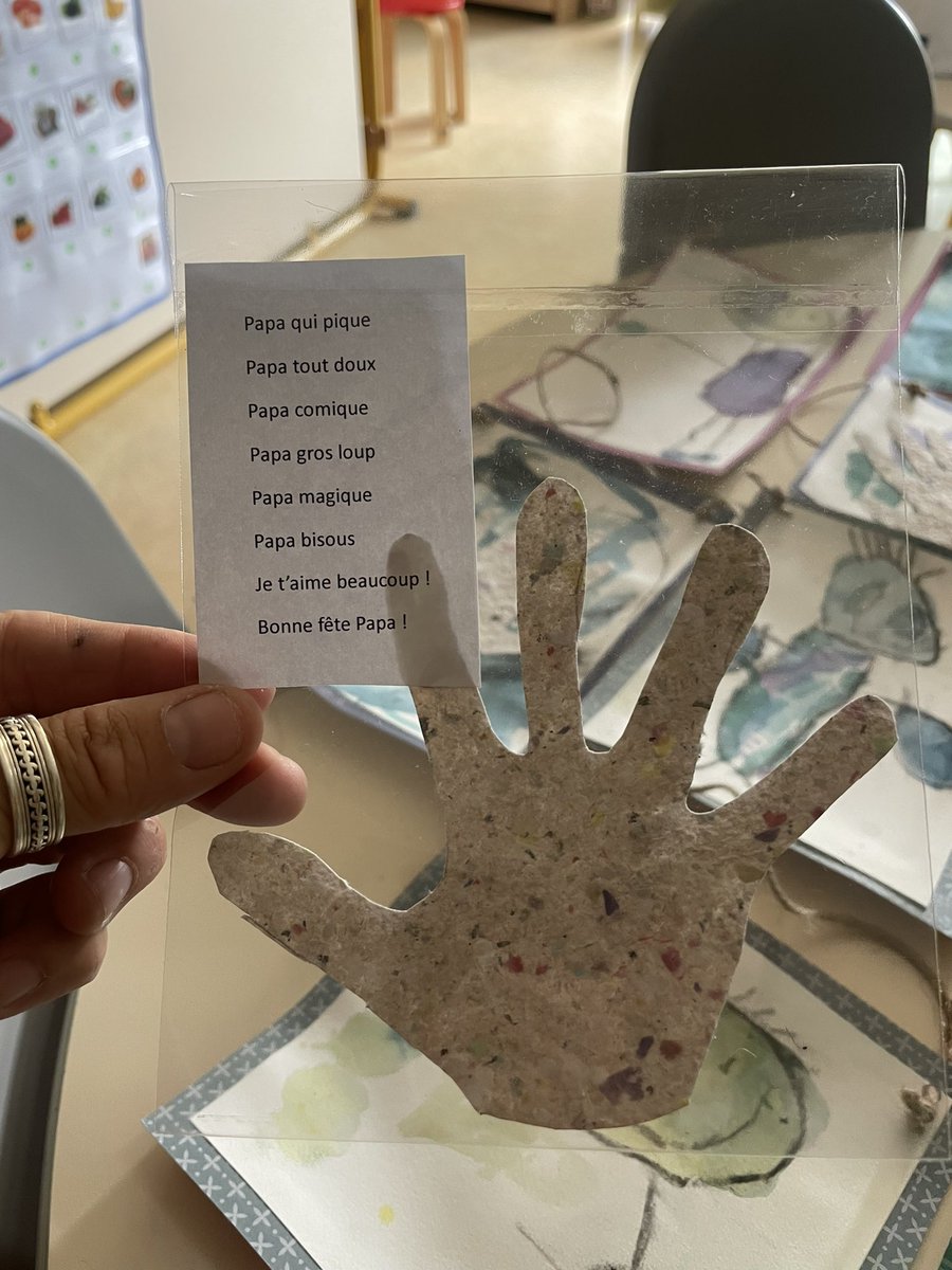 Des cartes coloriées avec des végétaux , l’empreinte de leur main sur du papier recyclé fabriqué par eux -même , et un
marque -page photo ! Des papas gâtés ! Bravo les enfants pour vos cadeaux personnalisés #Maternelle #fêtedespères #petitesection #artsvisuels