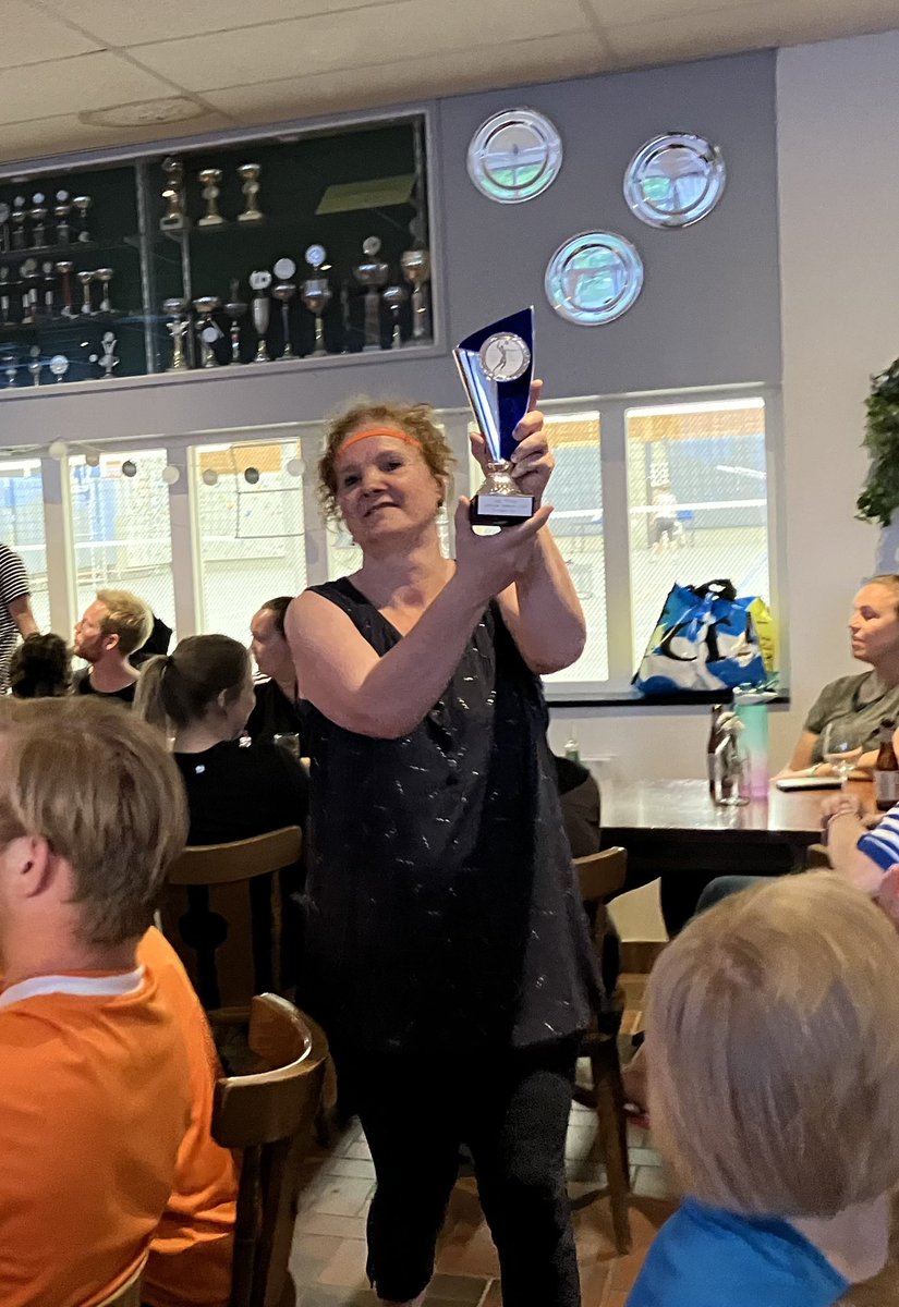 Twee bekers voor de volleybalteams van et Buut! Topavond! Leuk jaarlijks Zaan Primair scholentoernooi. <a href="/ZaanPrimair/">ZaanPrimair</a> #sportief#fanatiek#communicatie#supporters#teamwork