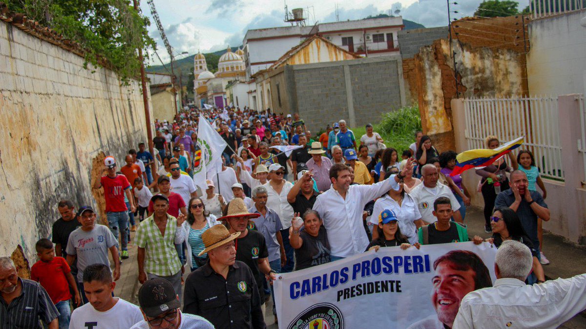 prospericarlos's tweet photo. ¡Nirgua - Yaracuy se une a la ruta de la prosperidad!
Gracias a este noble pueblo por su recibimiento y esperanza de cambio, juntos haremos posible la construcción de la Venezuela que soñamos llena de prosperidad para todos los venezolanos #DemosElPrimerPaso 🇻🇪 https://t.co/34DbK5kF9o