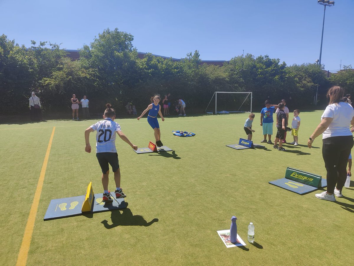 MrsReillyPT's tweet photo. ⭐️Riverside Sports Day 2023⭐️ Well done to all our fantastic pupils for participating and a big thanks to @activeschoolsAD for supporting and bringing pupils from @GovanHighSchool to help! @RiversideGovan ⚽️🏃‍♀️☀️💙 https://t.co/3SVGsx4fmK