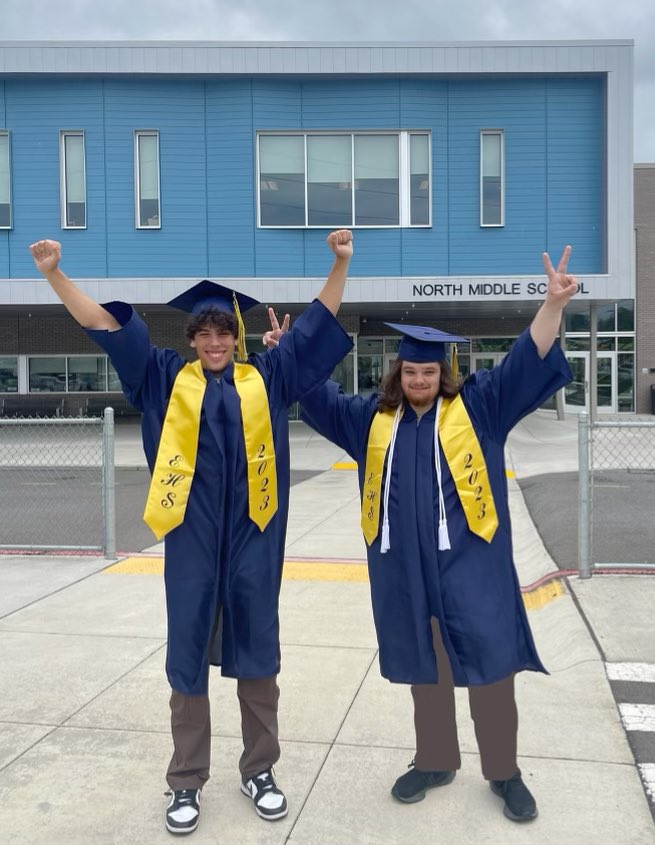 EPS_EverettHS's tweet photo. @EPS_NorthMS @EverettSchools Class of 2023 Grad Walks! @DrIanBSaltzman @EPS_Region2 https://t.co/edeve3CjUs