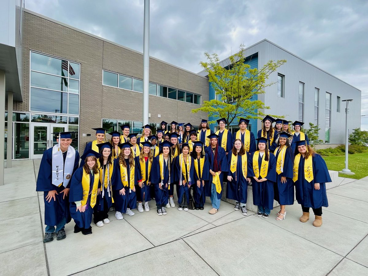 EPS_EverettHS's tweet photo. @EPS_NorthMS @EverettSchools Class of 2023 Grad Walks! @DrIanBSaltzman @EPS_Region2 https://t.co/edeve3CjUs