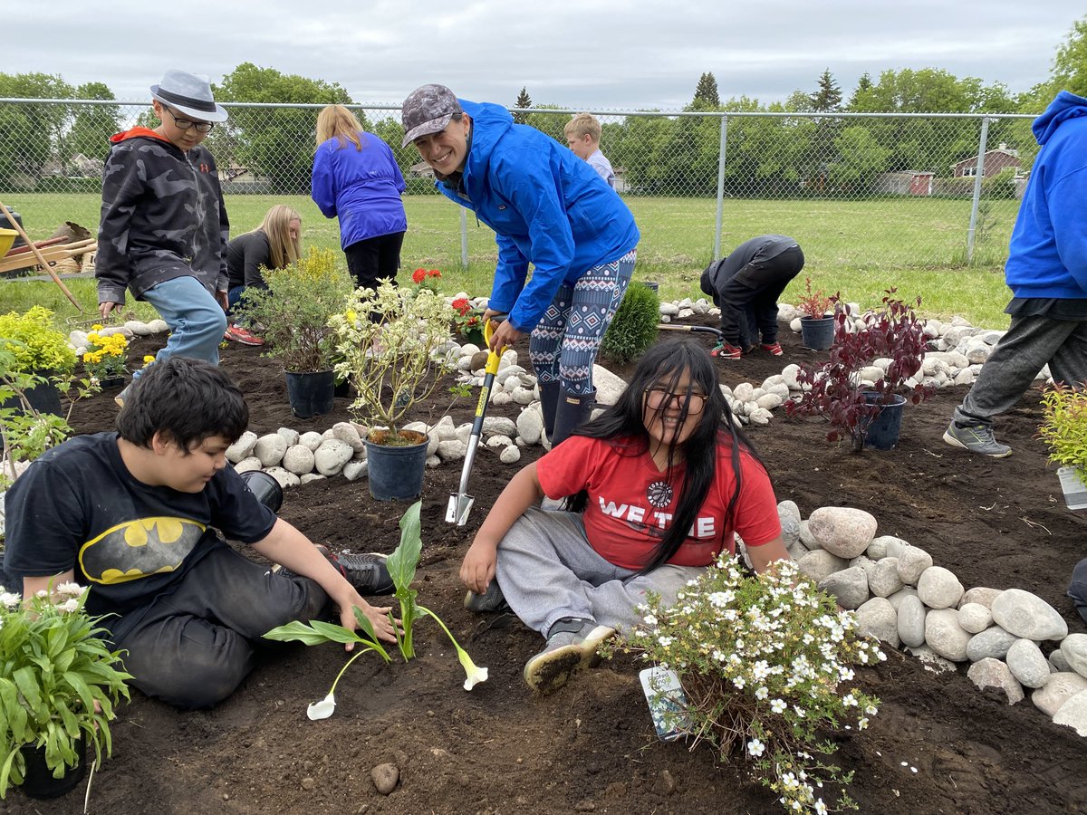 LisaMactbay's tweet photo. KZ Lodge working together again with @AlgonquinSchool on the new school medicine wheel #garden 🪴 ...
Thank you @darrenlentz1 , @MrsEChilds for having us! Chi miggwetch Eder Marcel for the teachings — such a beautiful day for students! #greenschool #learningfromtheland #lpstb https://t.co/iEHycsSonR